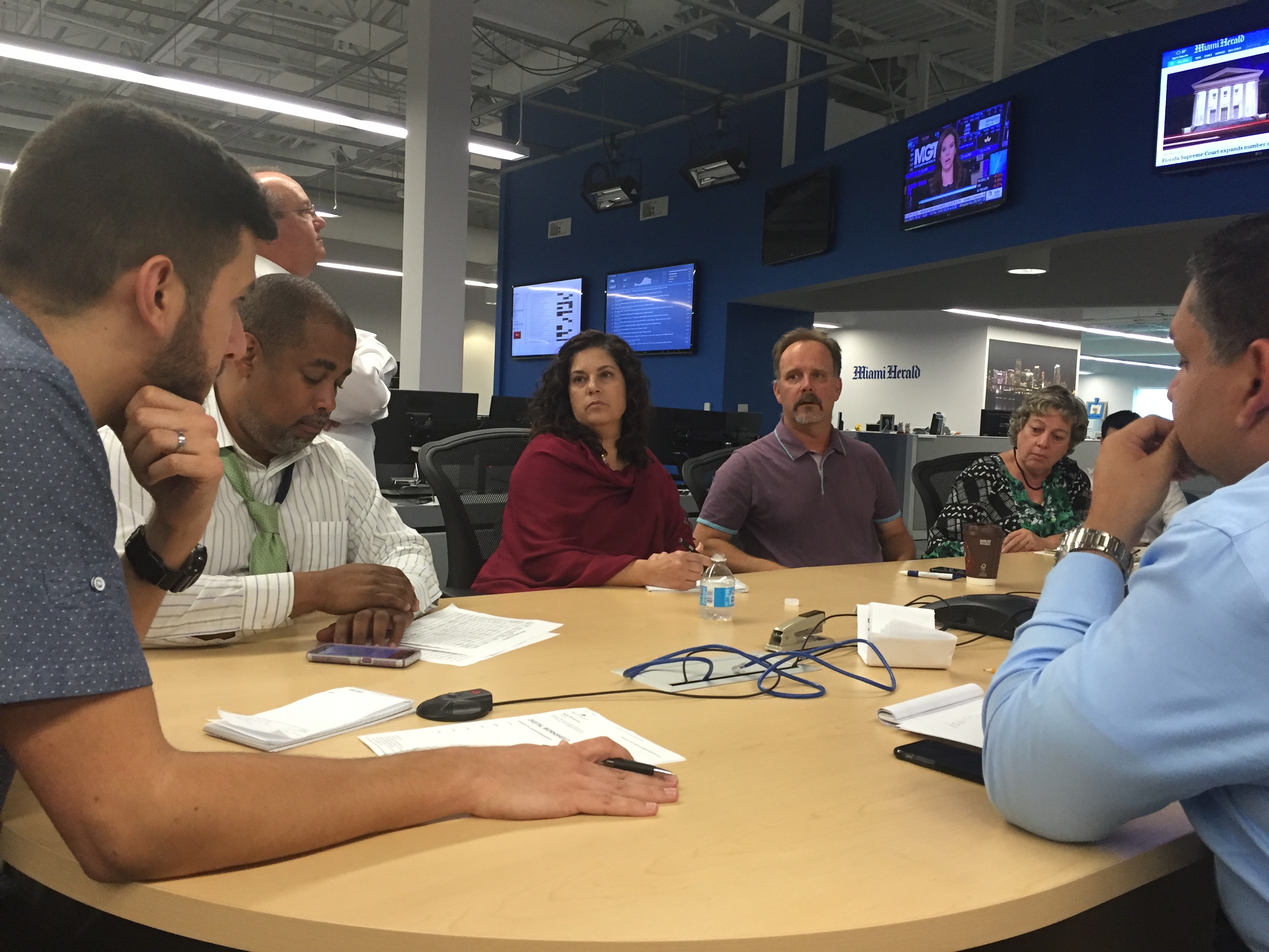 The 4 p.m. news meeting. (Photo by Kristen Hare/Poynter)