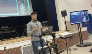 MediaWise Campus Correspondent Kobe McCloud teaches students at Howard University how to tell fact from fiction online. (Photo by Barbara Allen)