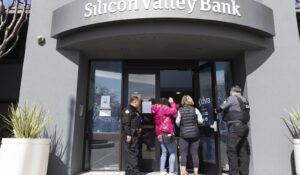 Security guards let individuals enter the Silicon Valley Bank's headquarters in Santa Clara, Calif., on Monday, March 13, 2023. (AP Photo/ Benjamin Fanjoy)