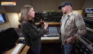 Country music singer, Jason Aldean, right, talking with CBS News’ Jan Crawford. (Photo: courtesy of CBS News.)