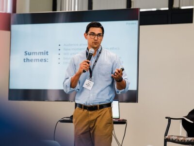 Alex Mahadevan, Poynter faculty member and director of MediaWise, shown here at a Poynter summit on AI, ethics and journalism, is leading the efforts of the new Poynter AI Innovation Lab. (Alex Smyntyna/Poynter)