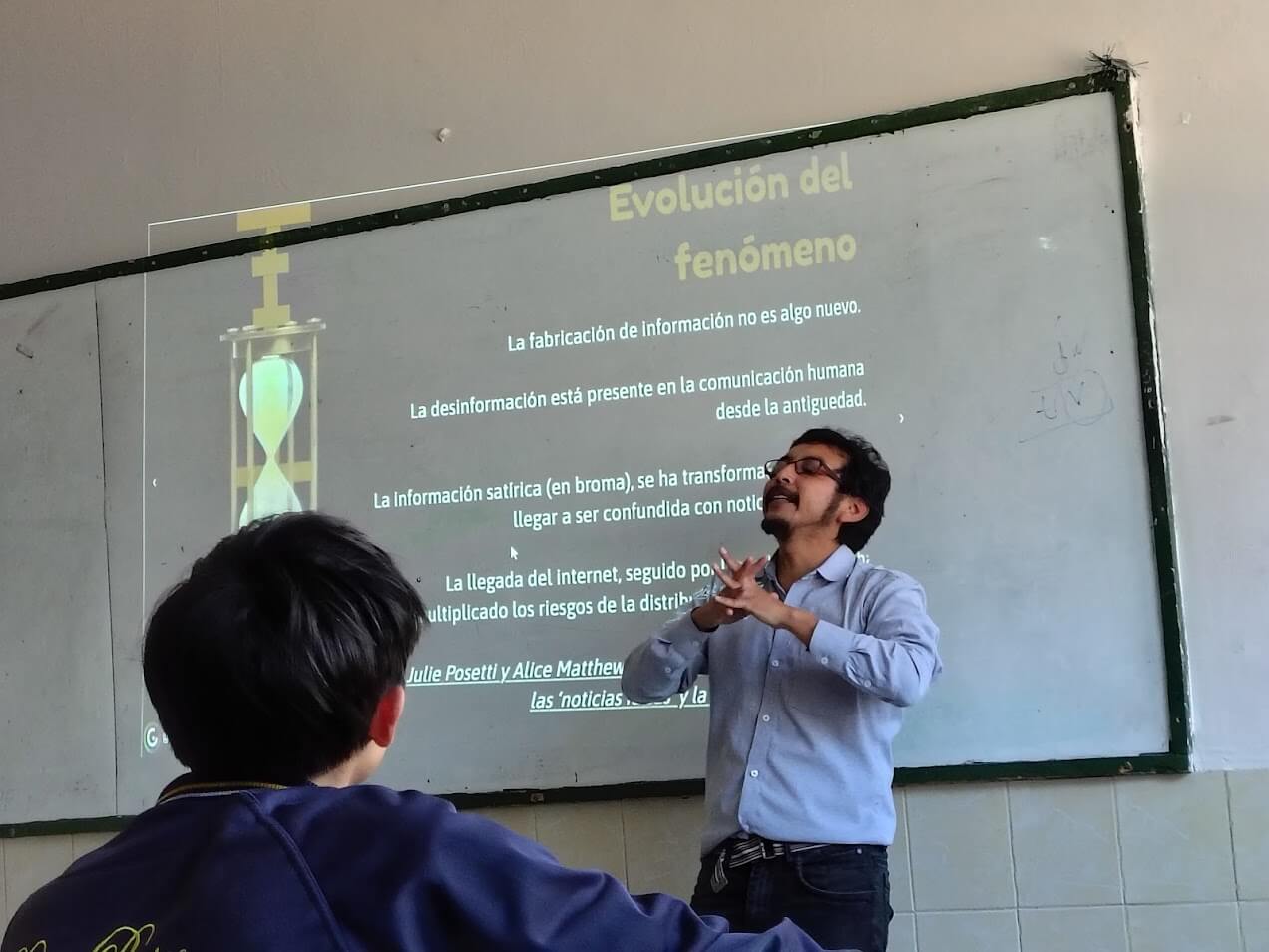 Gabriel Narváez presents to a classroom. (Courtesy: Victoria Lara)