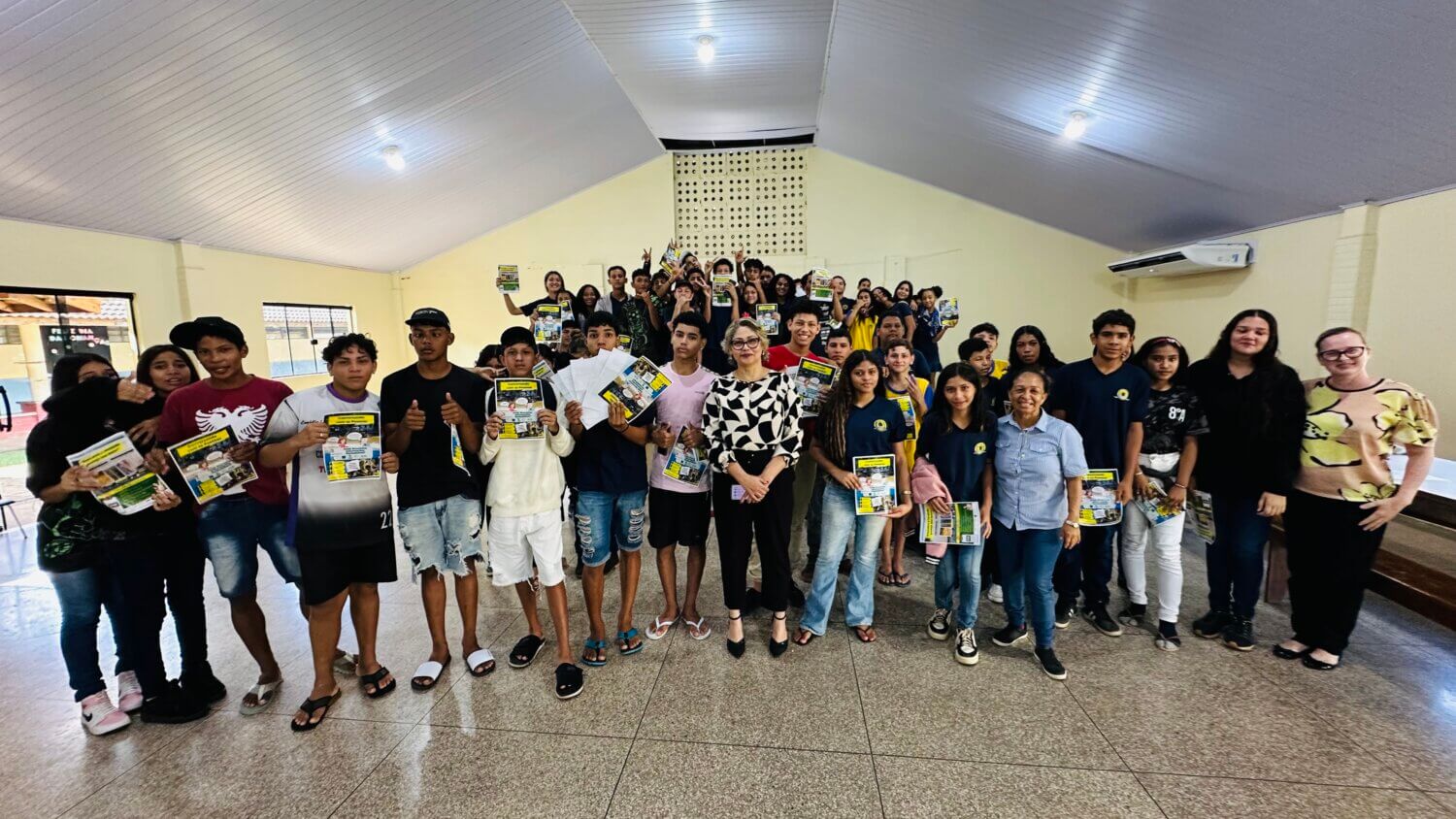 Josi Gonçalves with the students from the riverside school. (Courtesy: Francisco Costa)