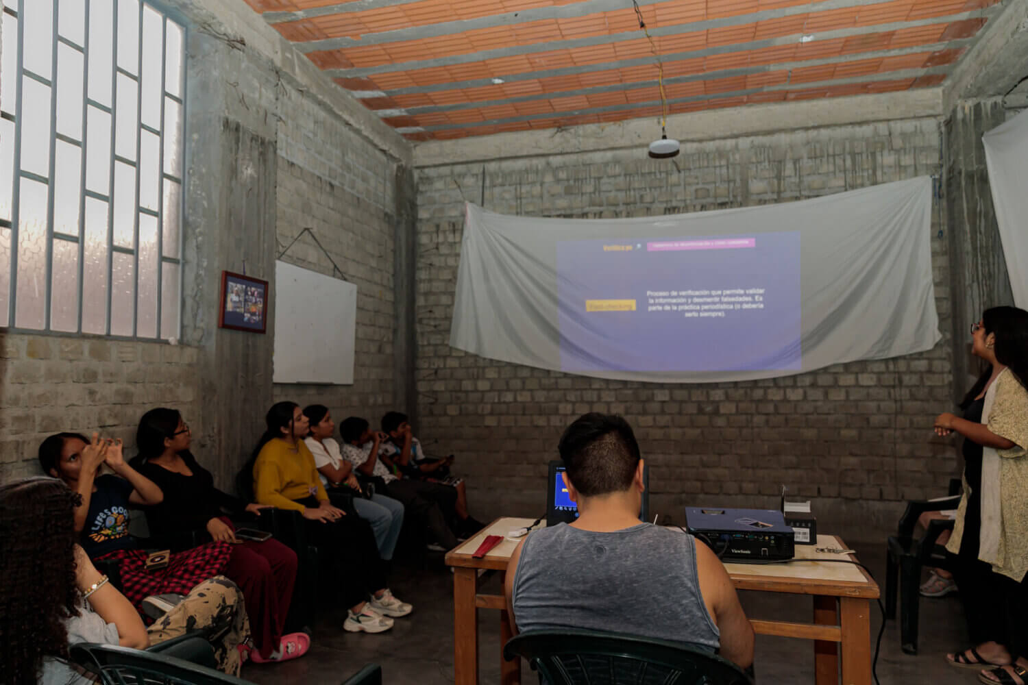 Lucero Ascarza teaches media literacy to a church community in the San Juan de Lurigancho district in Lima, Peru. (Courtesy: Sebastián Blanco)
