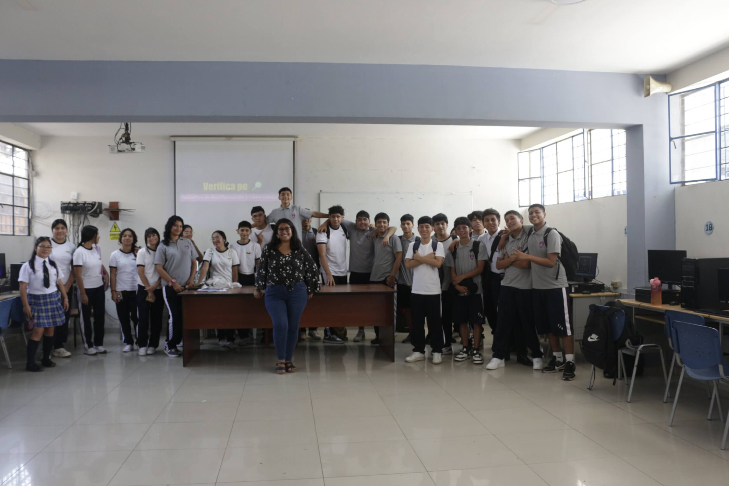 Lucero Ascarza with high school students following her Verifica pe workshop. Photo by: Nicolas Gomez