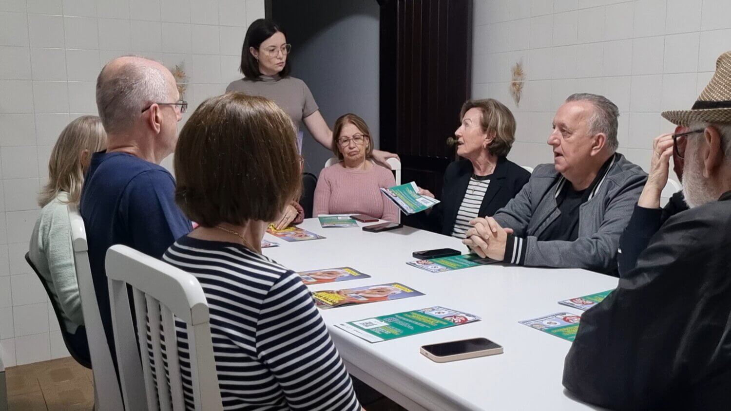 Talita Rosa talking with workshop attendees. (Courtesy: Talita Rosa)