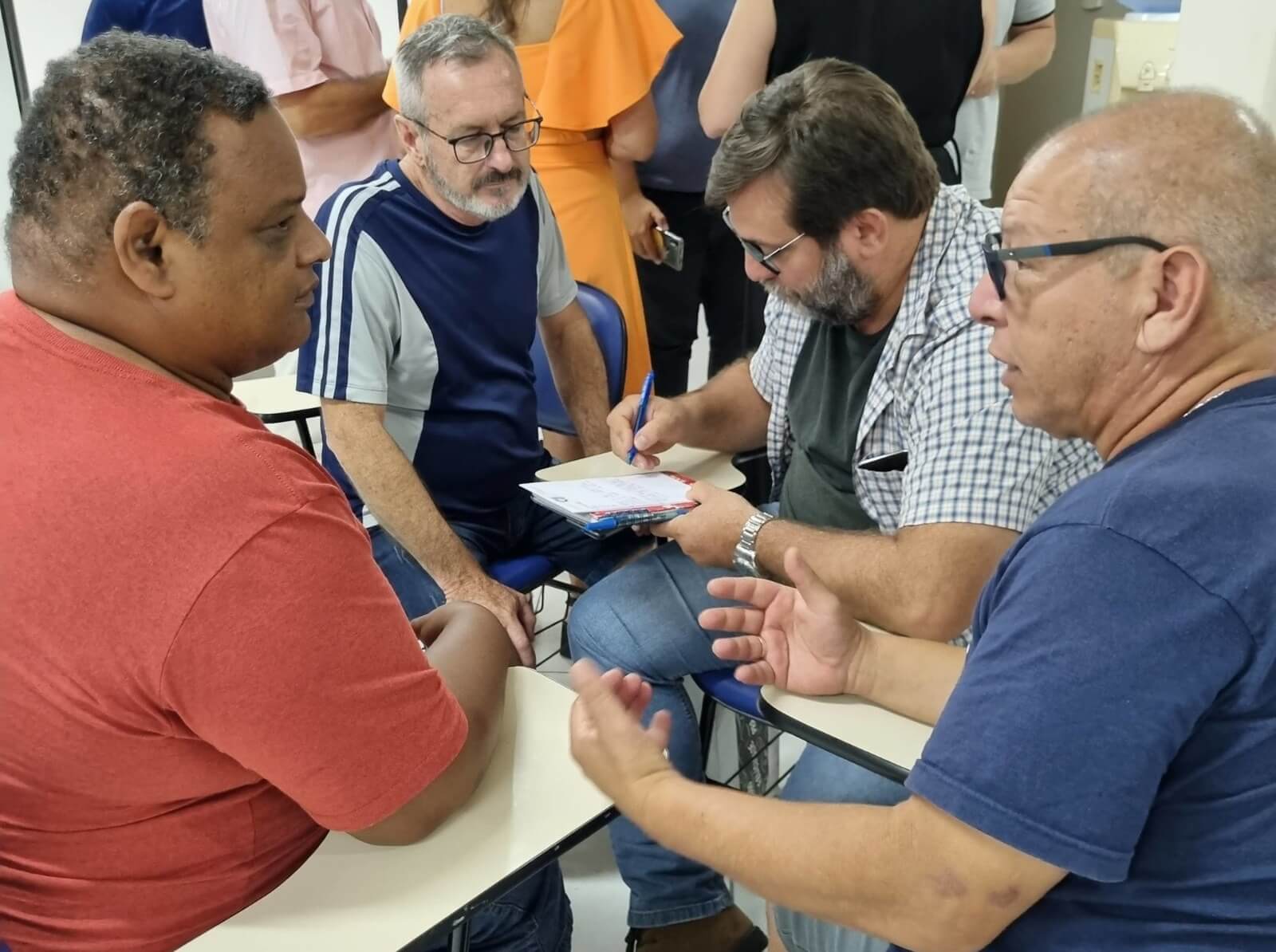 Workshop participants talking during an exercise. (Courtesy: Talita Rosa)