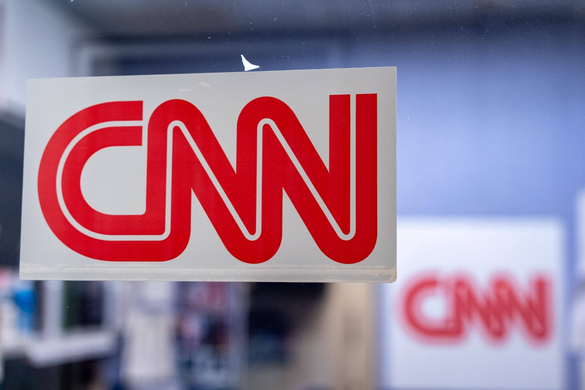 poynter.org - Tom Jones - Paramount CEO asks Mark Thompson to stay on at CNN after the merger. Will he? - Poynter